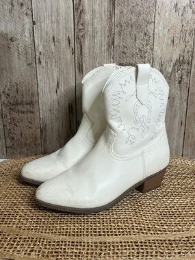 White Western Ankle Boots Embroidered Cowboy Booties Size 6 Boho Festival